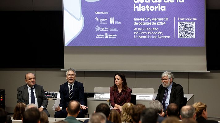 Modo Digital - Un grupo de jóvenes lanza insultos homófobos a Marlaska a su salida a la Universidad de Navarra