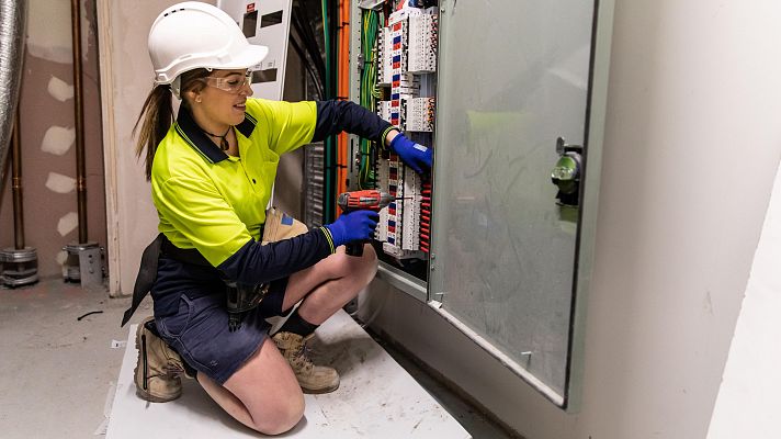Telediario 1 - Mujeres y oficios manuales: la tasa de matrículas en FP sigue siendo baja