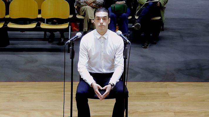 Telediario 1 - Declaran dos de los acusados por el asesinato de Samuel Luiz al grito de "maricón"