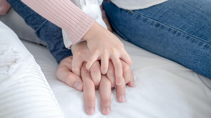 Telediario 1 - Las familias de acogida se quejan de la dificultad de poder adoptar a los niños que cuidan