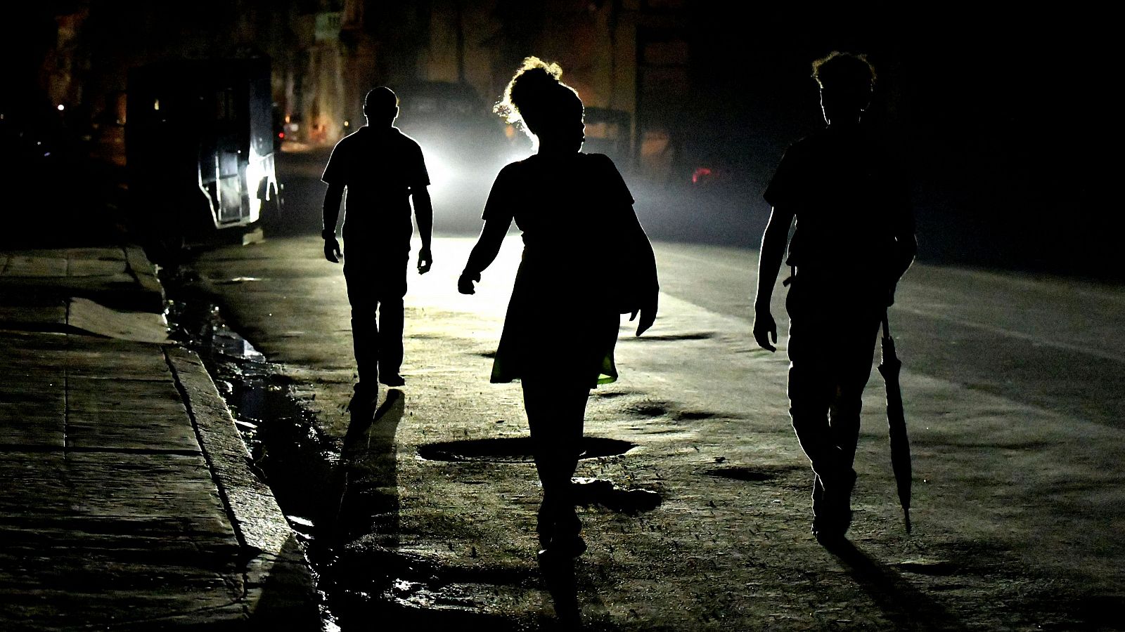 Cuba se queda a oscuras al colapsar la red eléctrica | Ver