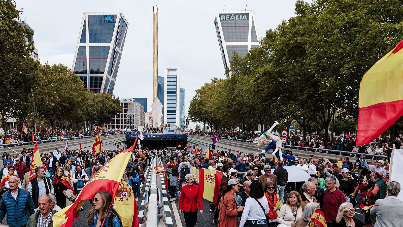 Miles de personas piden en Madrid la convocatoria de elecciones