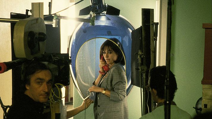 Telediario Fin de Semana - Viaje a las 'habitaciones' de Pedro Almodóvar