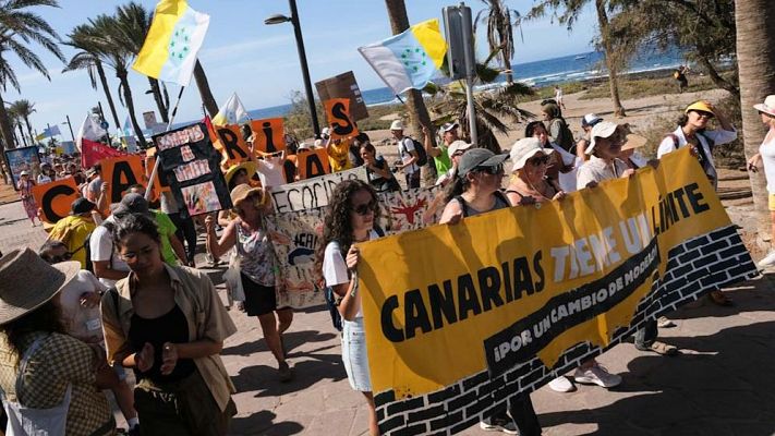 Varias manifestaciones recorren Canarias contra los \"excesos\" del turismo