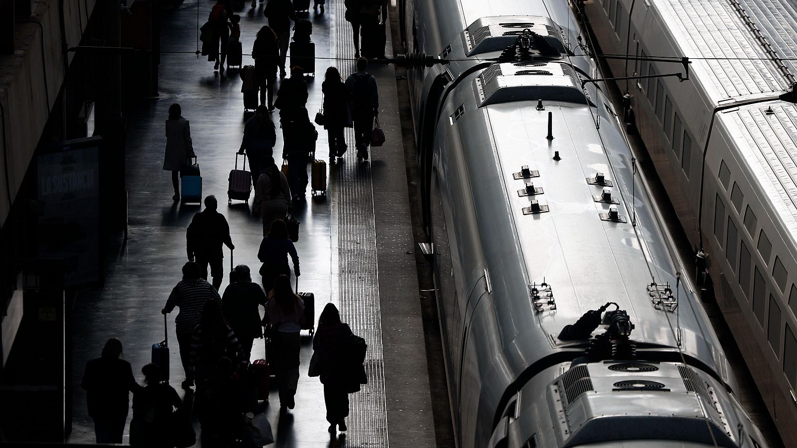 Más de 30 trenes suspendidos tras descarrilar un tren en Madrid