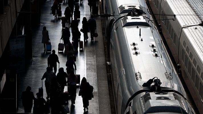 Telediario Fin de Semana - Más de 30 trenes suspendidos tras descarrilar un tren en el túnel que une las estaciones de Atocha y Chamartín