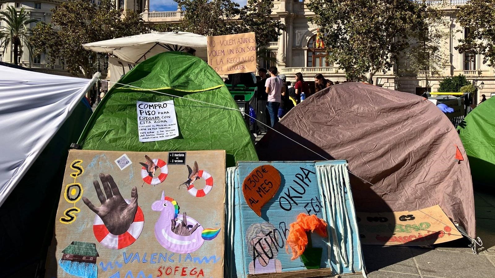 Acampada frente al Ayuntamiento de Valencia en protesta por la vivienda