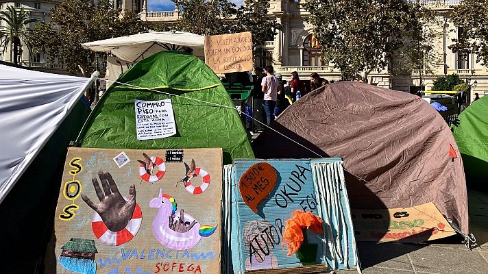 Decenas de personas acampan frente al Ayuntamiento de Valencia en protesta por la vivienda