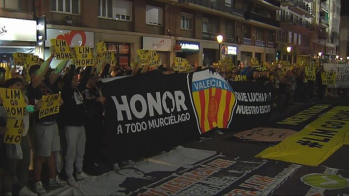 La afición valencianista protesta en Mestalla contra Peter Lim