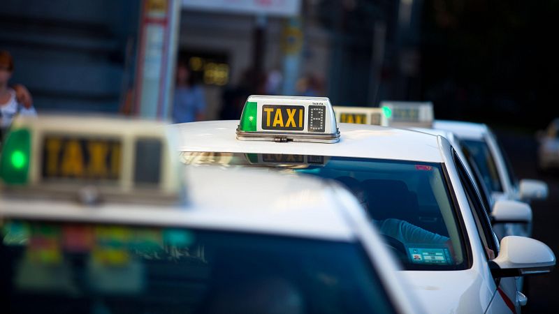 Jubilados de Valladolid gastan miles de euros en taxis para volver de Benidorm | Ver