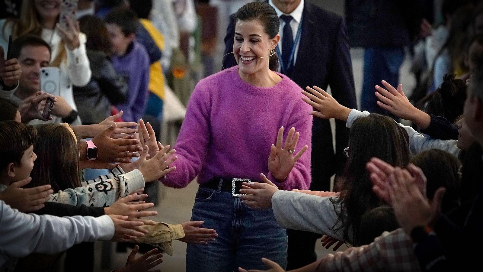 Carolina Marín, en Asturias con los niños del bádminton