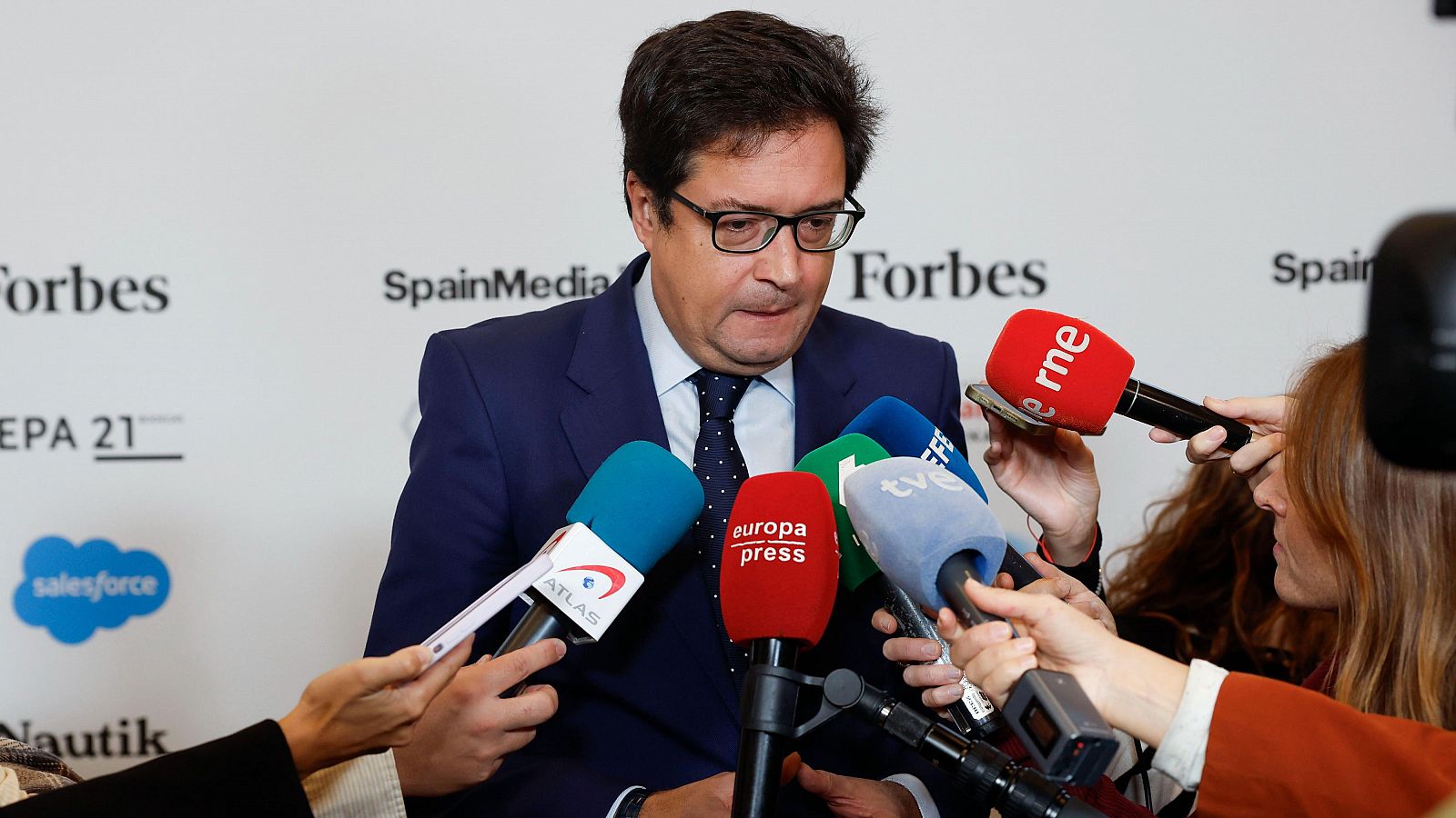 López acusa a Feijóo de "amparar la corrupción de Ayuso" - Diario 24 | Ver