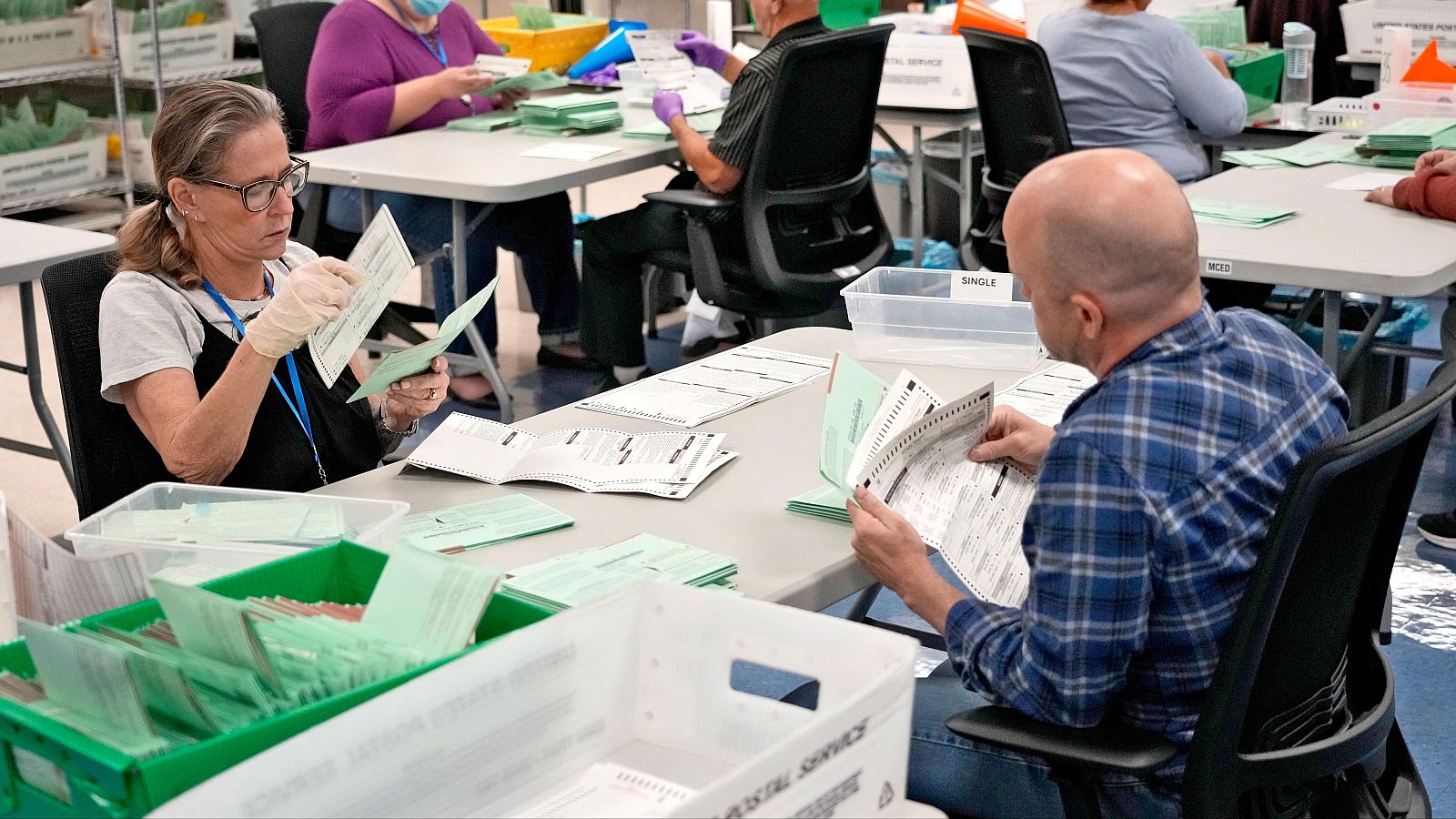 Millones de estadounidenses acuden a votar por correo