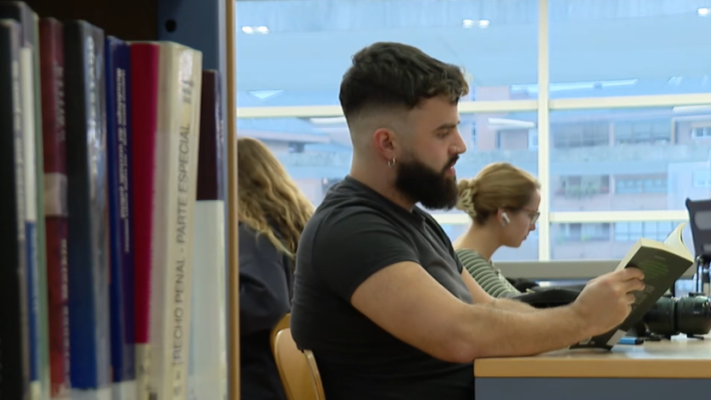 Telediario 2 - Día Mundial de las Bibliotecas: la importancia de estos espacios de aprendizaje