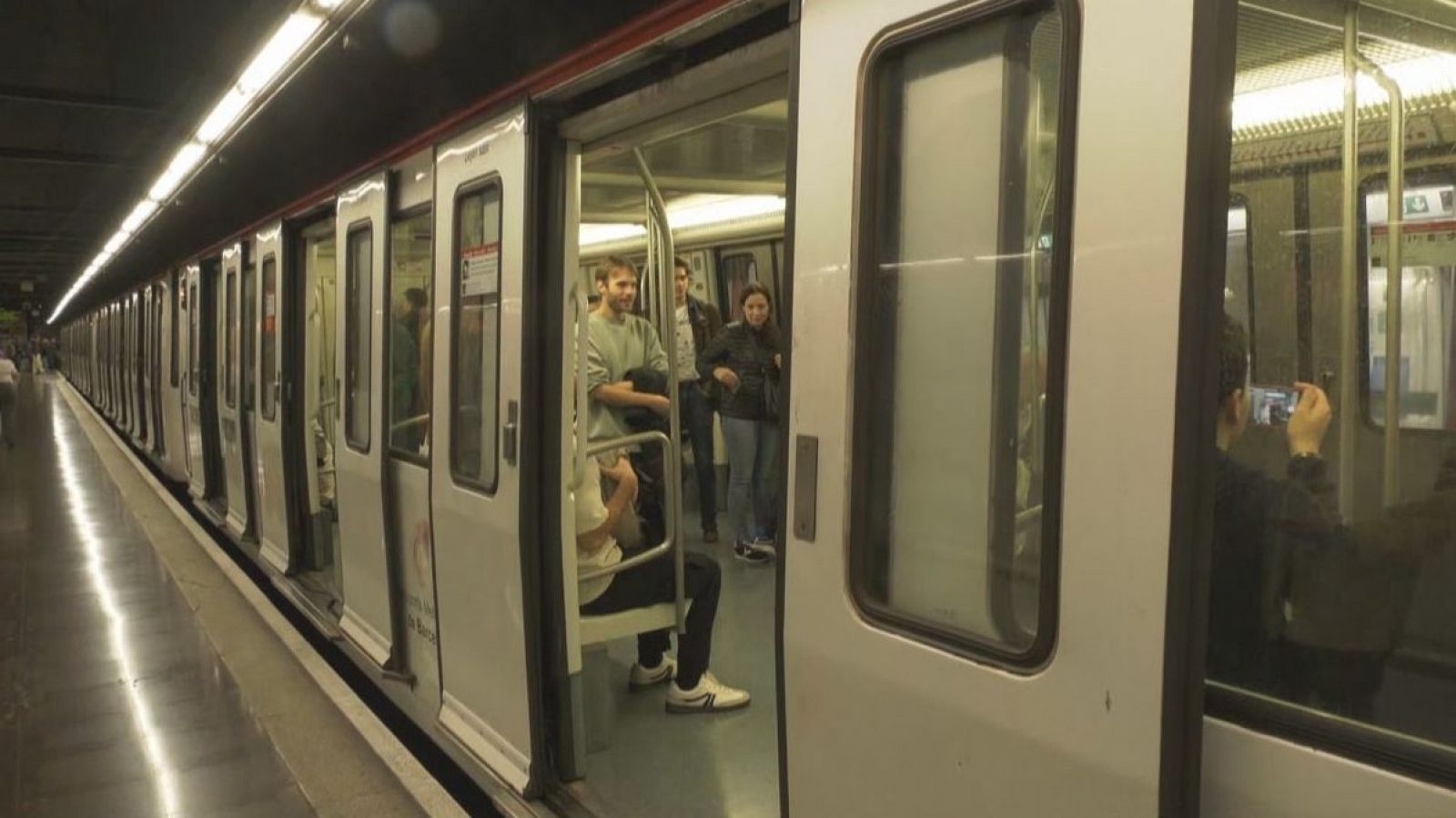 Retiren l'últim vehicle amb amiant del Metro de Barcelona - L'Informatiu | Veure