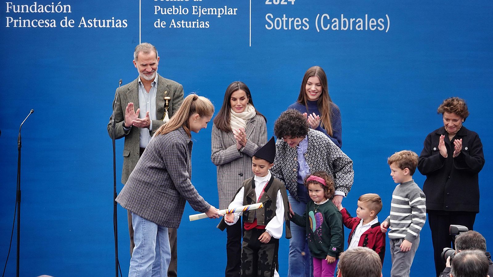 La familia real visita Sotres, Pueblo Ejemplar de Asturias 2024 | Ver