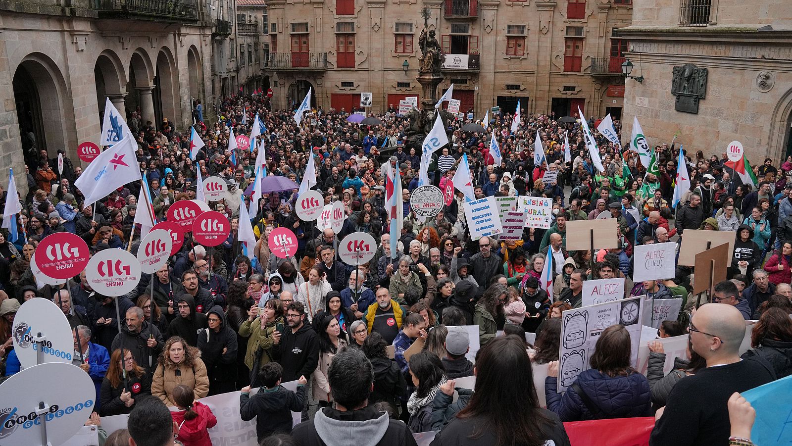 Cientos de manifestantes en una marcha por la educación pública gallega