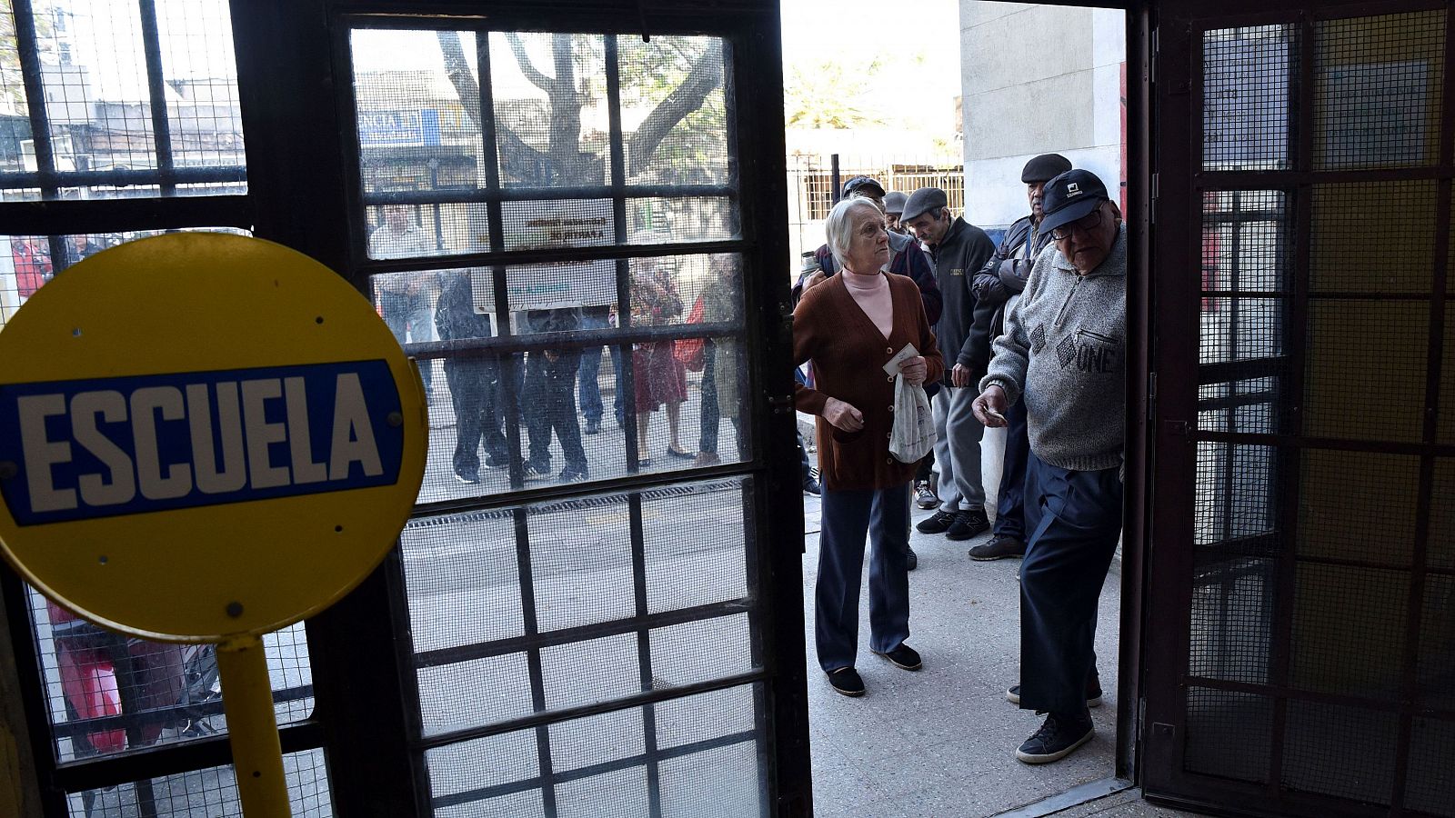 Uruguay vota entre mantener el Gobierno de centroderecha o la vuelta al poder de la izquierda