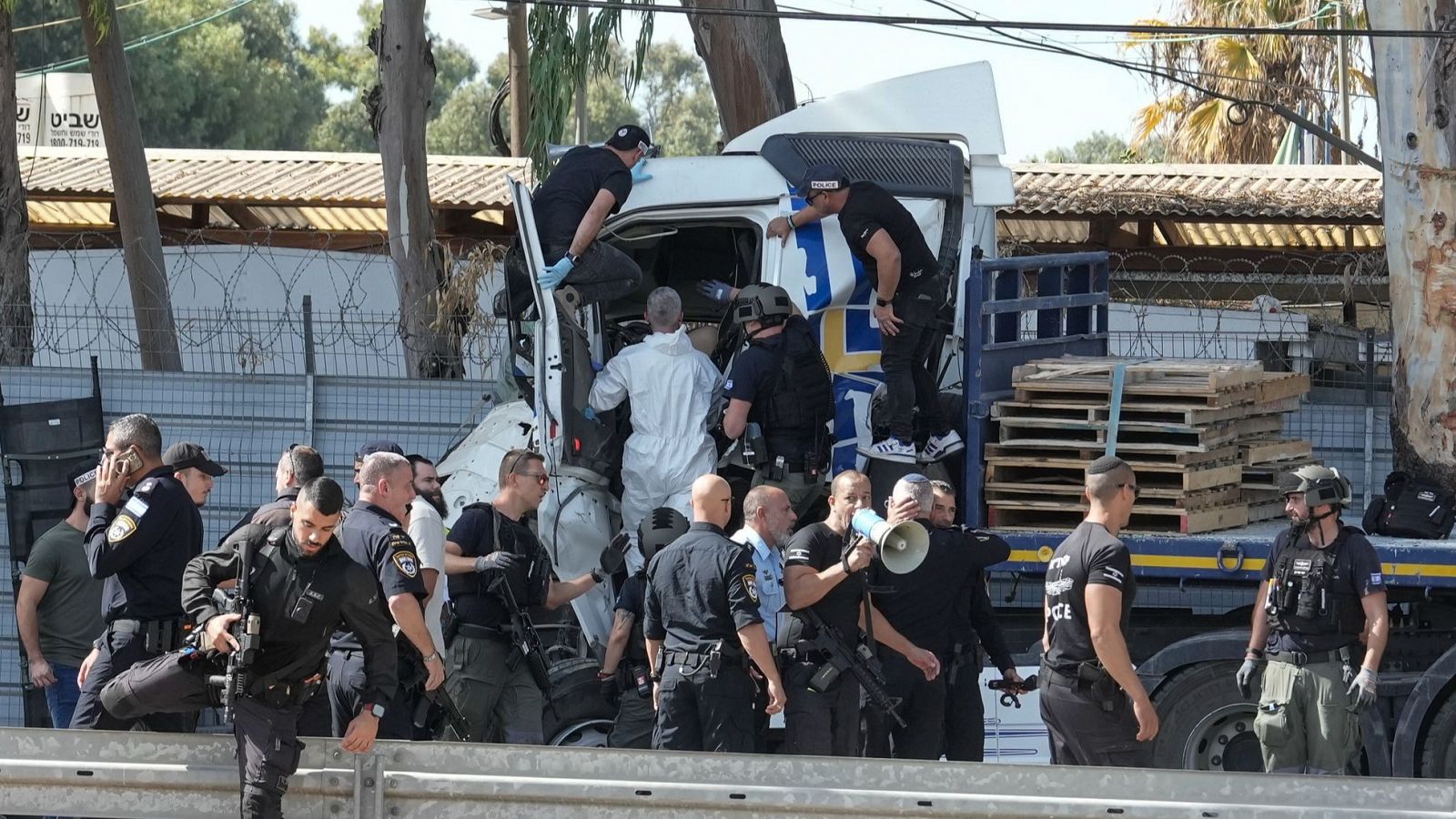 Un camión embiste contra una parada de autobús en Israel