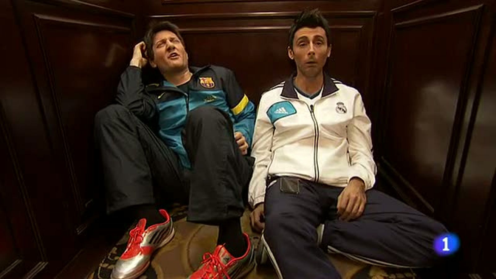 Especial Nochevieja 2012 - Hotel 13 estrellas 12 uvas - Messi y Cristiano (2)