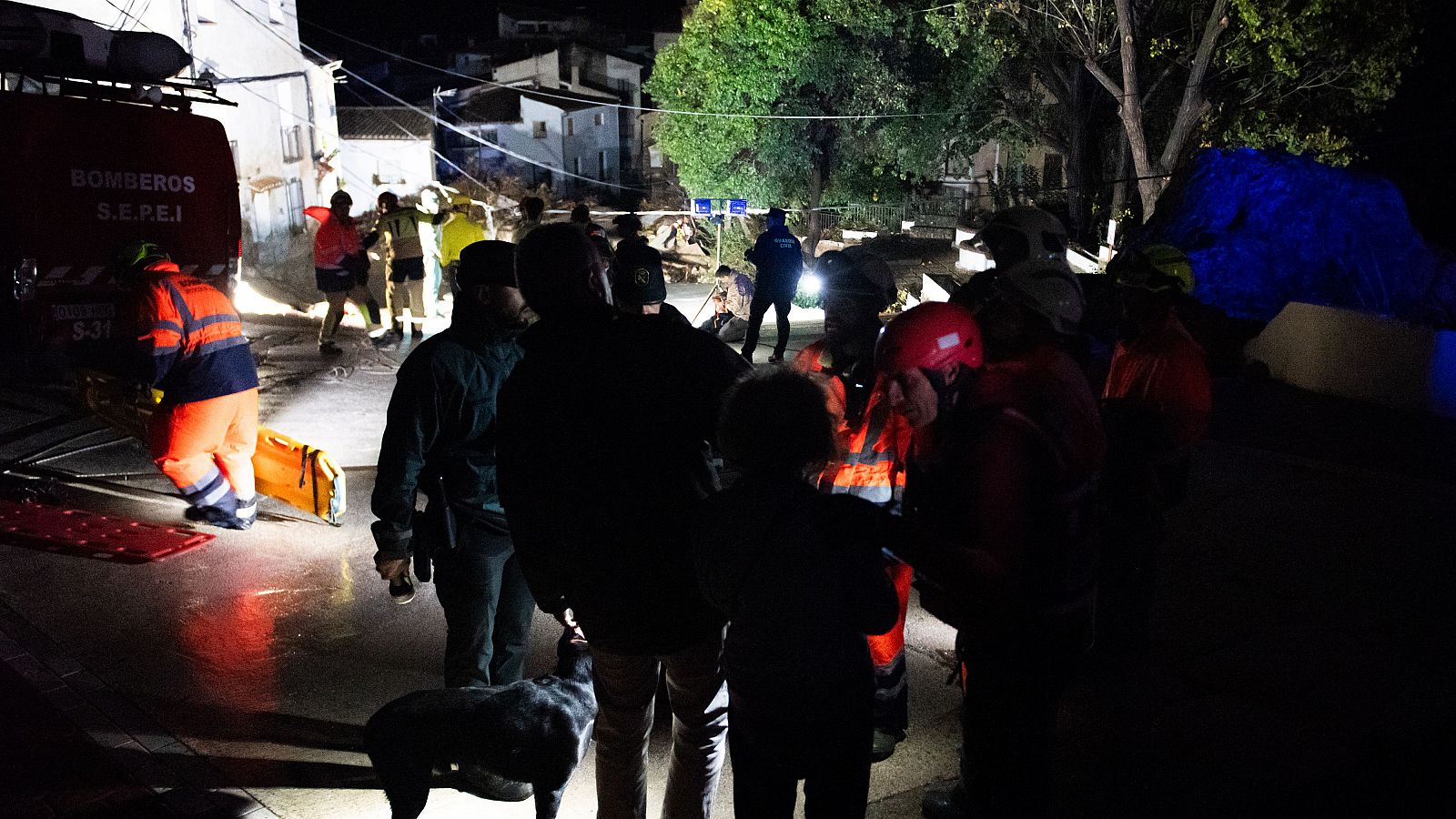 Localizan varios fallecidos en zonas afectadas por la DANA en la Comunidad Valenciana - La noche de... | Ver