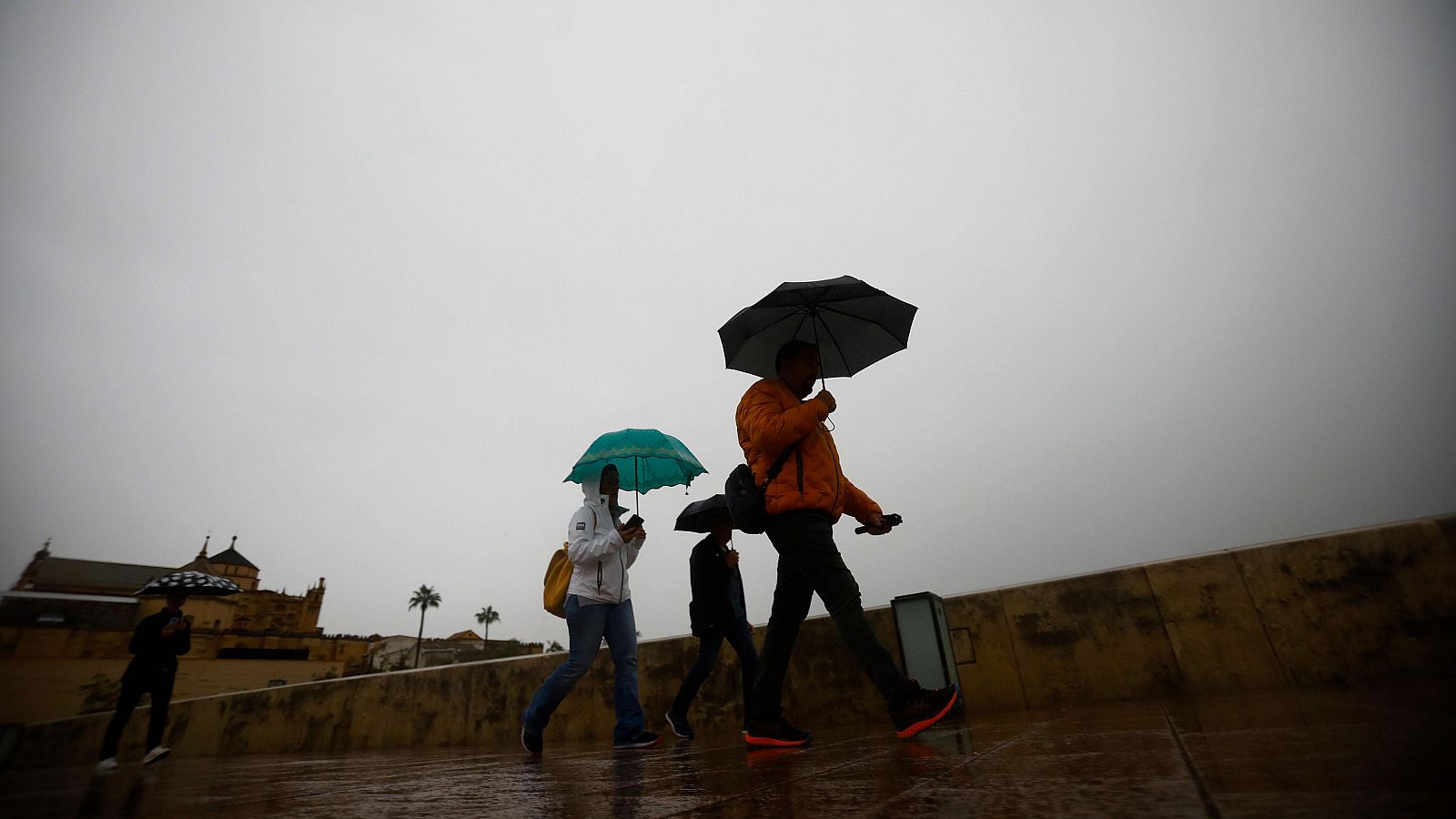 Abundante nubosidad y precipitaciones con tormenta a causa de la DANA