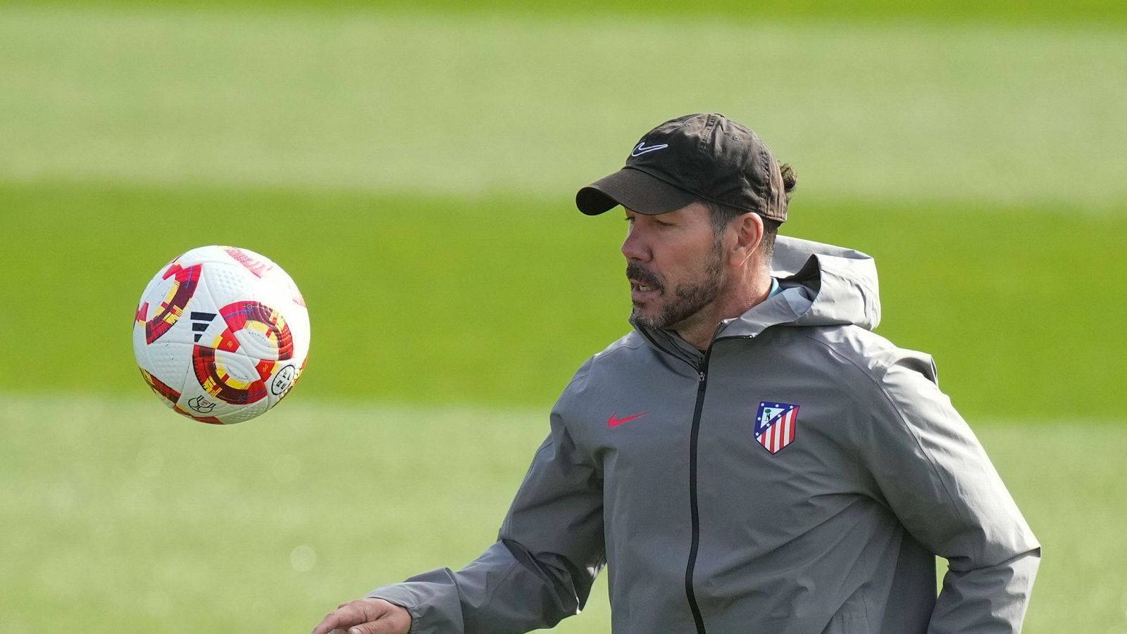 Simeone: "Me da doble alegría el Balón de Oro de Rodri"