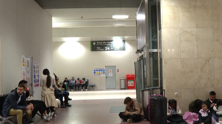 Telediario 1 - Suspendidas todas las conexiones en tren y otros transportes destino a Valencia debido a la DANA