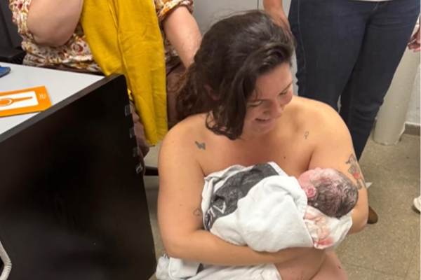 Telediario 2 - Los vecinos se vuelcan con los víctimas en Valencia: ayuda durante un parto, reparto de alimentos...