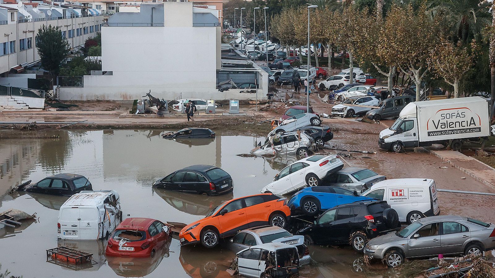 Continúan las labores de limpieza y búsqueda de víctimas por la DANA en Valencia