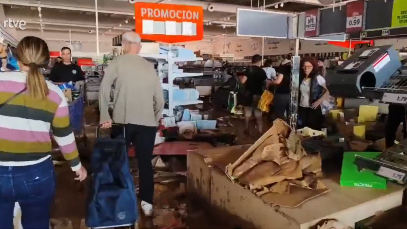 Desesperación en Paiporta, Valencia, por hacerse con productos básicos tras la DANA