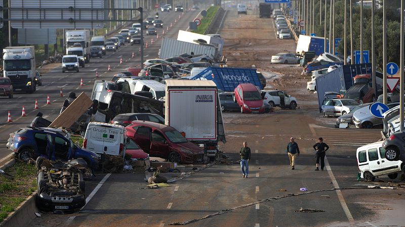 Se retoman por tierra las labores de búsqueda de desaparecidos en Valencia - Informativo 24h | Ver