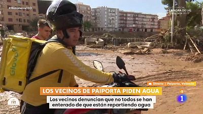 Un voluntario reparte agua en Paiporta