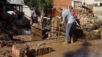 Multitud de voluntarios llegan a las zonas afectadas por la DANA para ayudar