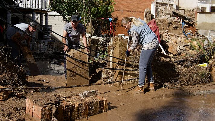 Multitud de voluntarios llegan a las zonas afectadas por la DANA para ayudar