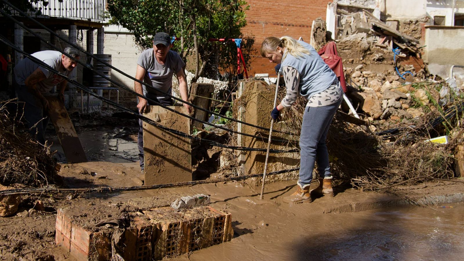 Multitud de voluntarios llegan a las zonas afectadas por la DANA para ayudar