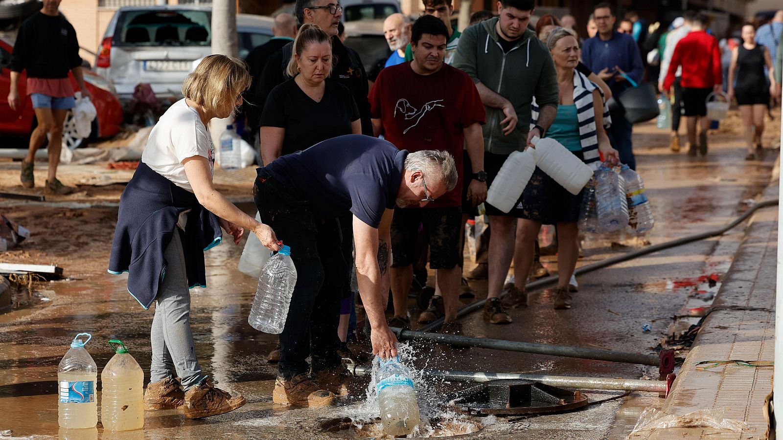 Los alimentos y el agua potable escasean tras el paso de la DANA