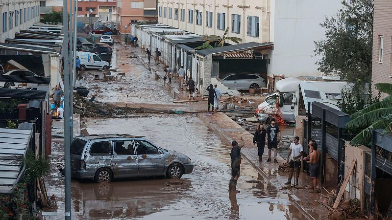 Un policía rescata a dos mujeres durante la DANA en Benetúser: "Estuvimos tres horas y media sujetándola a pulso"