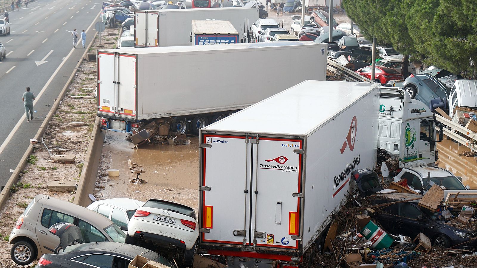 Miles de camioneros continuan atrapados tras el temporal