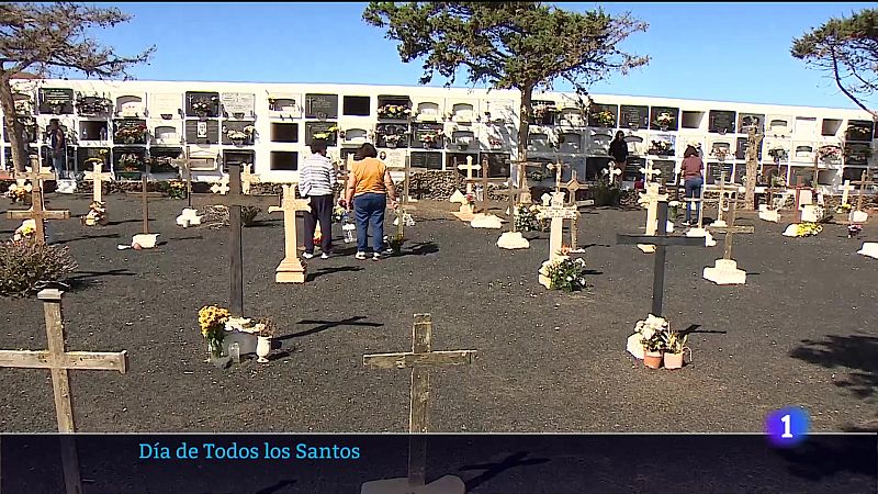 Con la mente y el corazn puestos en la Comunidad Valenciana, hoy los canarios han acudido desde primera hora a los cementerios para visitar a sus seres queridos. Como cada 1 de noviembre, los camposantos lucen ms bonitos y concurridos que nunca.