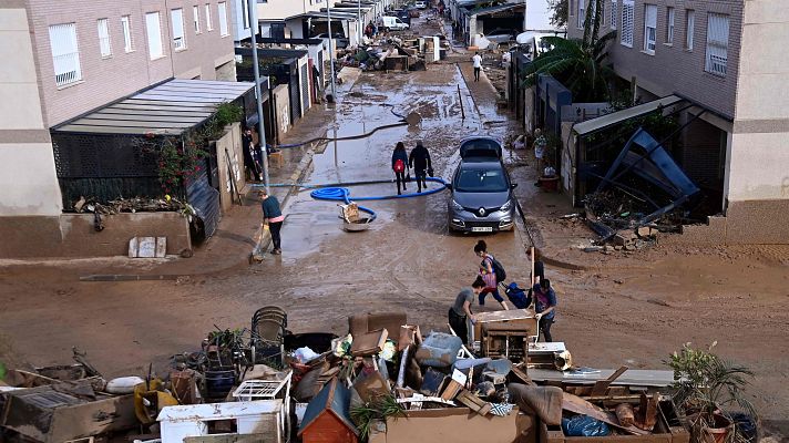 Telediario 1 - Desesperación y cabreo tras una DANA que deja más de 200 muertos en Valencia