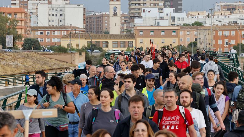 Miles de personas se desplazan a las zonas afectadas por la DANA para ayudar