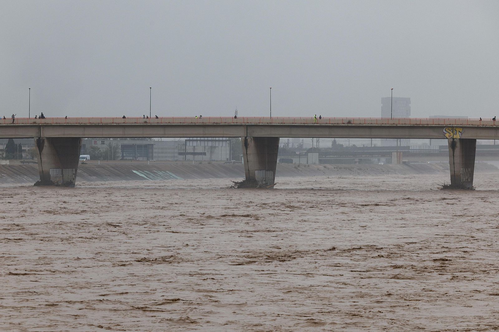 El contraste tras la DANA: "Al cruzar el Turia, ves una situación devastadora"