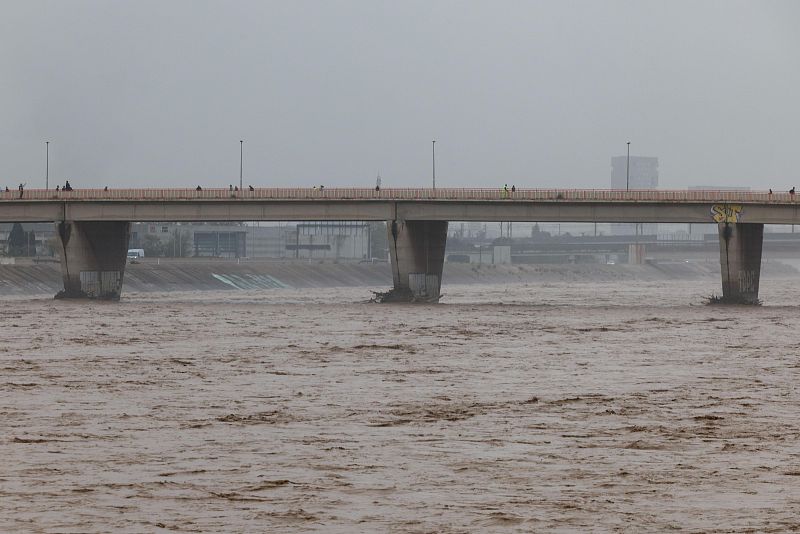 El contraste tras la DANA: "Al cruzar el Turia, ves una situación devastadora" - La tarde en 24h | Ver