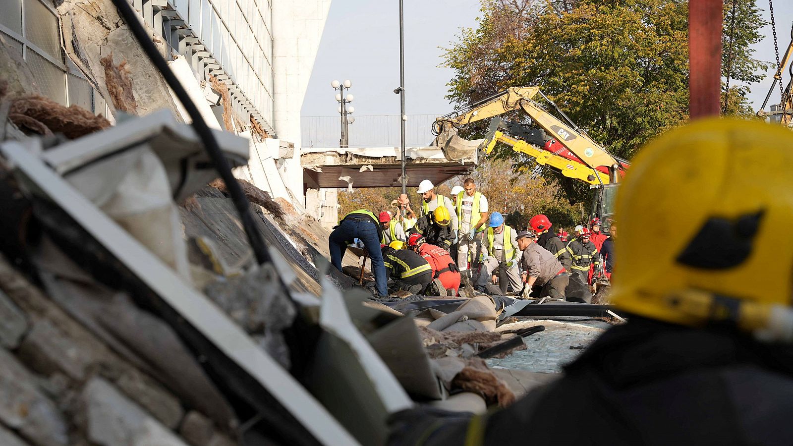 Al menos 12 muertos en Serbia por el derrumbe del techo de una estación de trenes