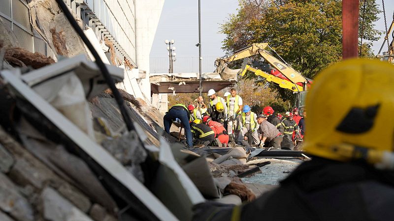 Al menos 12 muertos en Serbia por el derrumbe del techo de una estación de trenes - Modo Digital | Ver