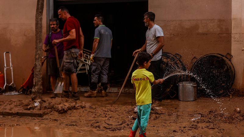 Crece la indignación entre los afectados tras el paso de la DANA - Telediario 2 | Ver