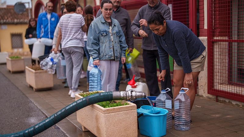 Desabastecimiento en Chiva tras la DANA: falta de agua, comida y 15.000 hogares aún sin luz - Telediario 2 | Ver