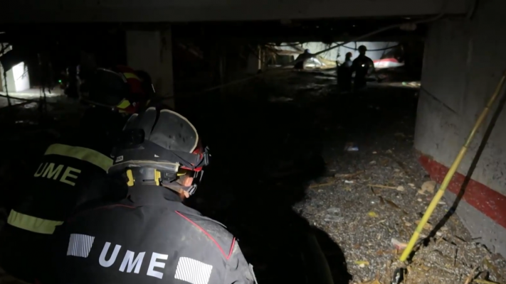 Telediario 2 - La búsqueda en túneles y garajes se extiende mientras continúan las labores de retirada de vehículos