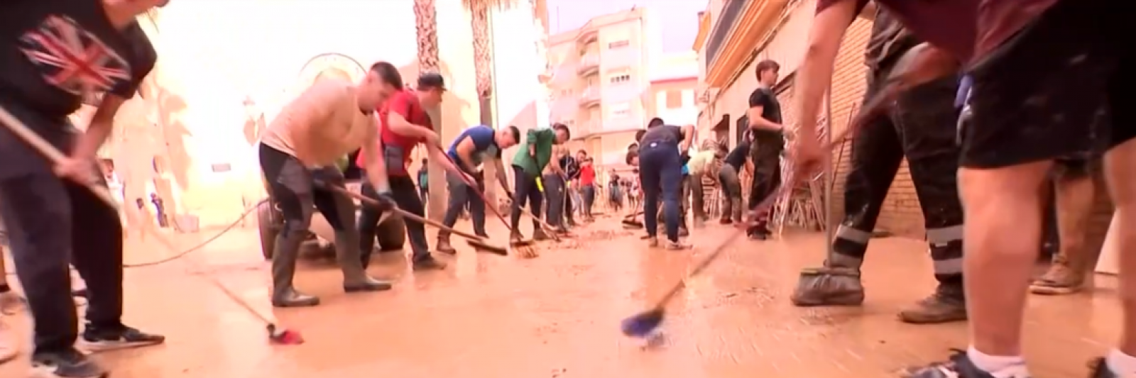 La solidaridad tras la DANA: "Hay mucho joven ayudando a mayores" | Ver